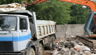 Вывоз строительного мусора с участка в Алапаевске недорого от 1565 руб. | 2Землекопа-Лпв